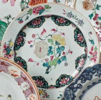 null CHINE
Assiette en porcelaine à décor polychrome des émaux de la Famille rose...