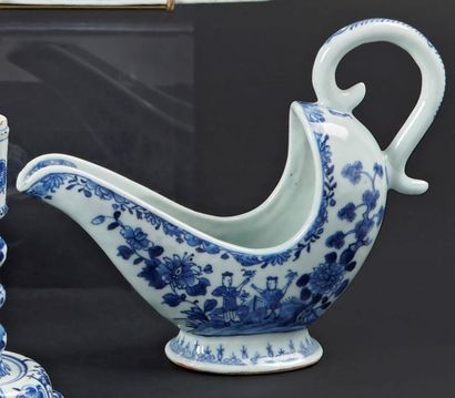 null CHINE
Saucière ovale en porcelaine à décor en bleu sous couverte de Chinois...