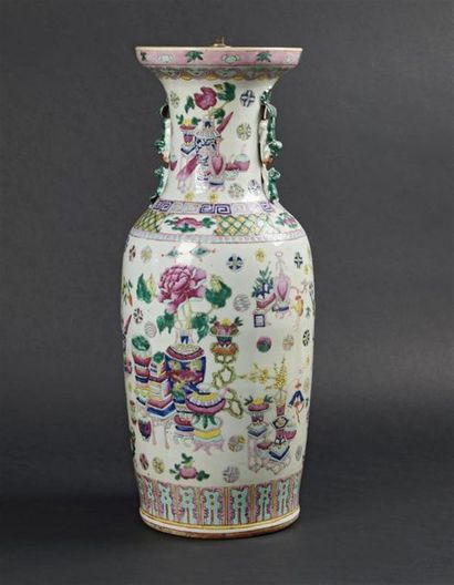 null CHINE
Vase en porcelaine à décor polychrome des émaux de la Famille rose de...