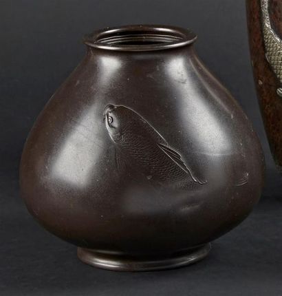 null JAPON - Epoque SHOWA (1926 - 1945)
Vase globulaire en bronze, à décor en léger...