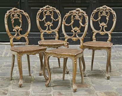 null Suite de quatre chaises en bois peint et doré à dossier ajouré à décor de feuillages...