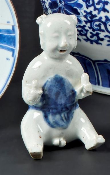 null CHINE
Deux statuettes en porcelaine décorées en bleu, l'une d'un dignitaire...