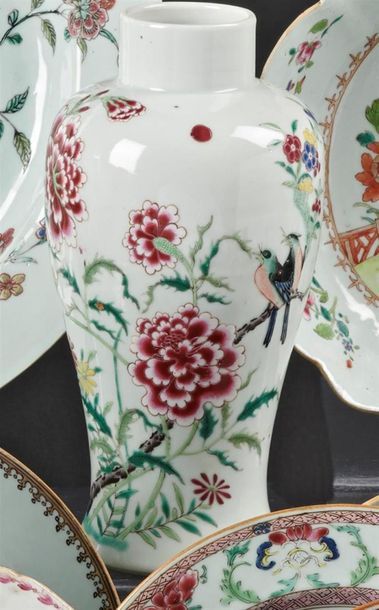 null CHINE
Vase de forme balustre en porcelaine à décor polychrome des émaux de la...