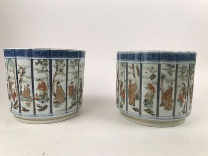 null CHINE
Deux seaux cylindriques côtelés en porcelaine à décor polychrome et or...