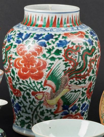 null CHINE
Vase en porcelaine à décor polychrome wucaï de phénix parmi des branches...