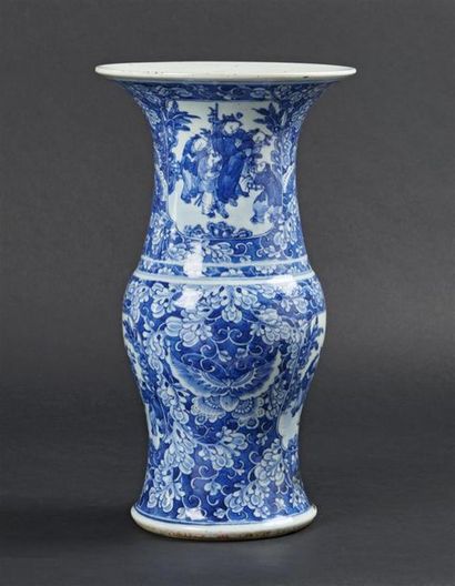 null CHINE
Vase yenyen en porcelaine à décor en bleu sous couverte de Chinois dans...