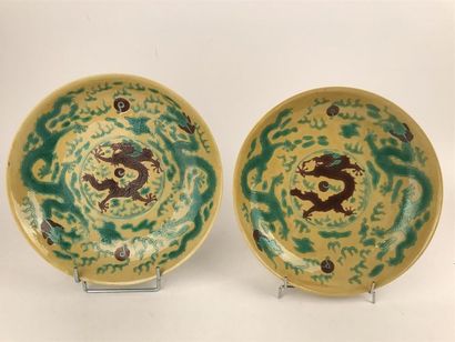 null CHINE
Deux coupes en porcelaine à décor de dragons poursuivant la perle en vert...