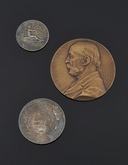 null France - Lot de trois médailles de table : 
- Jules Ferry, grande médaille d'hommage...
