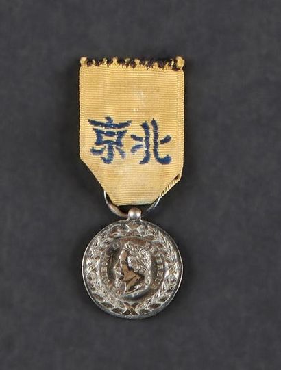 null Second Empire, Médaille de Chine 1860, demi-taille en argent signée E.F, ruban...