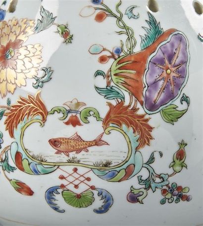 null CHINE
Vas pot-pourri en porcelaine à décor polychrome des émaux de la Famille...