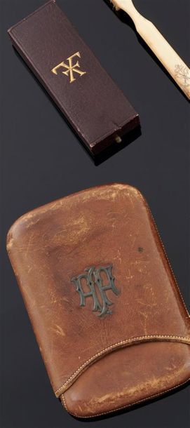 null ENSEMBLE comprenant ETUI à cigares en cuir marron surpiqué orné du monogramme...