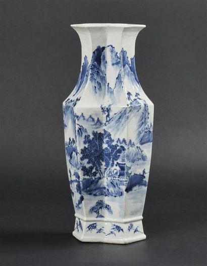 null CHINE
Vase octogonale en porcelaine à décor en bleu sous couverte d'un paysage...
