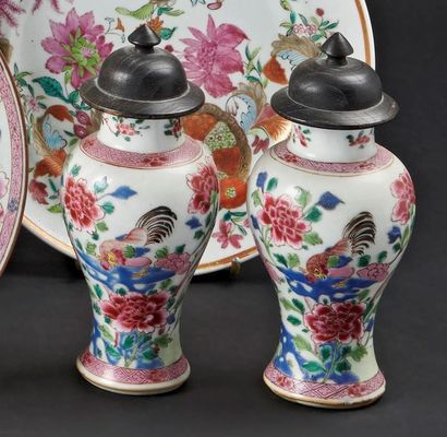null CHINE
Paire de vases de forme balustre en porcelaine à décor polychrome des...