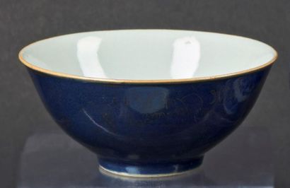 null CHINE
Bol en porcelaine à décor en or de vases fleuris sur fond bleu poudré.
XVIIIème...
