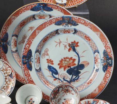 null CHINE
Deux assiettes en porcelaine à décor bleu, rouge et or dit Imari de lotus...