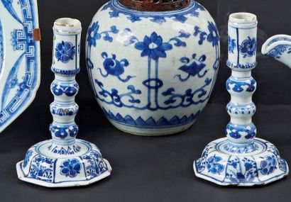 null CHINE
Paire de bougeoirs en porcelaine à décor en bleu sous couverte de fleurs...