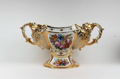 null PARIS
Grande coupe à deux anses en porcelaine à décor polychrome et or de bouquets...