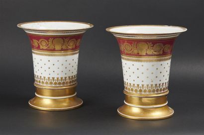 null PARIS. 
Paire de cache pots en porcelaine à décor magenta et or.
XIXème siècle.
H....