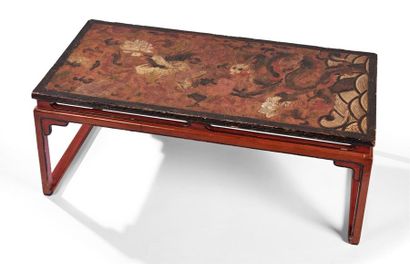 null Chine XVIIIe siècle
Table basse rectangulaire en bois laqué rouge à plateau...