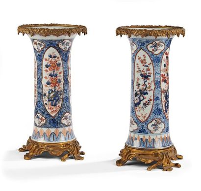 null CHINE 
Paire de vases de forme cornet en porcelaine à décor bleu, rouge et or...