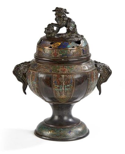 null Japon XIXème siècle
Brûle-parfum couvert en bronze à patine brune et décor polychrome...