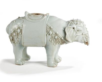 null CHINE
Grand éléphant en porcelaine blanche qingbai.
XIXème siècle.
H. 40 cm,...