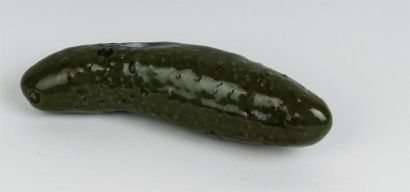 null Cornichon en porcelaine à fond vert.
L. 24 cm.