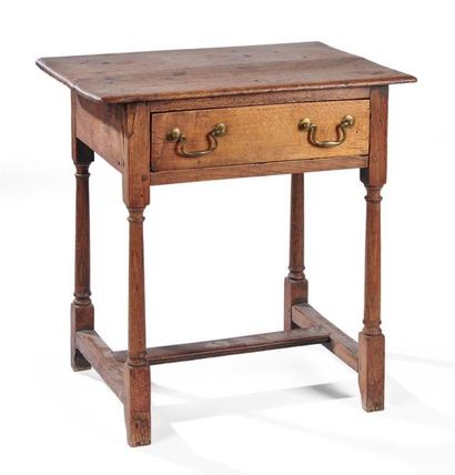 null Petite table en chêne ouvrant à un tiroir et reposant sur un piétement à entretoise.
XVIIIe...