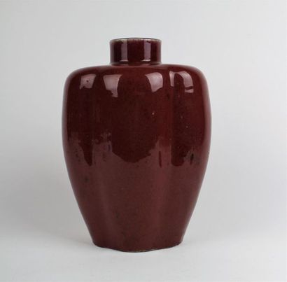 null CHINE
Vase lobé à fond sang de boeuf en porcelaine.
XIXème siècle. 
H. 25,5...