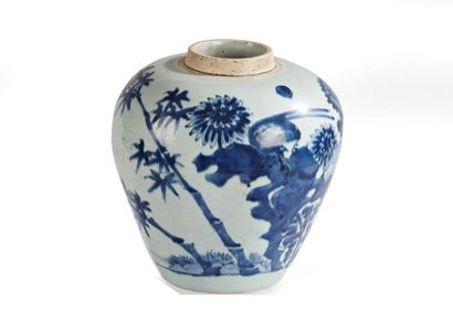 null CHINE
Pot à gingembre en porcelaine de forme ovoïde à décor en bleu sous couverte...