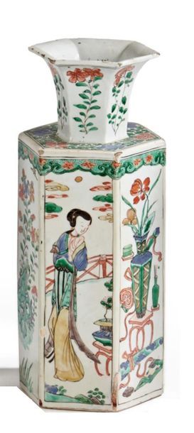 null CHINE 
Vase hexagonal en porcelaine à décor polychrome des émaux de la Famille...