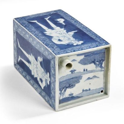 null JAPON
Bouteille quadrangulaire en porcelaine à décor en bleu sous couverte de...