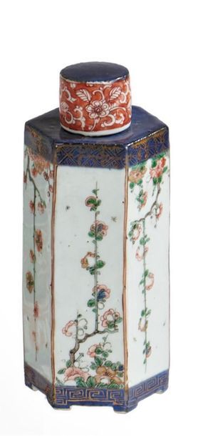 null CHINE
Flacon hexagonal couvert en porcelaine à décor polychrome des émaux de...