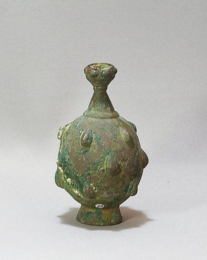null VASE "grenade" en bronze, ornés de boutons lacrymoïdaux en relief. Khorassan...
