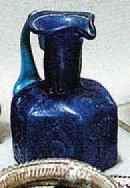 null FLACON JUDAÏCA hexagonal en verre bleu orné de la menorah. Anse turquoise. Ht....