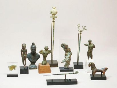 null TROIS FIGURINES en bronze : Apollon, chlamyde sur l'épaule ; danseuse ; buste....