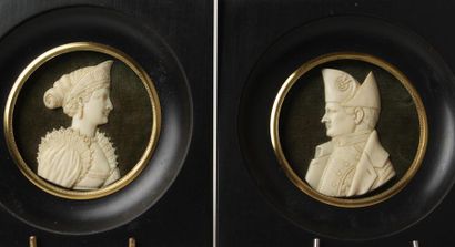 null DEUX PORTRAITS de profil en ivoire, de l'empereur Napoléon Ier et de l'Impératrice...