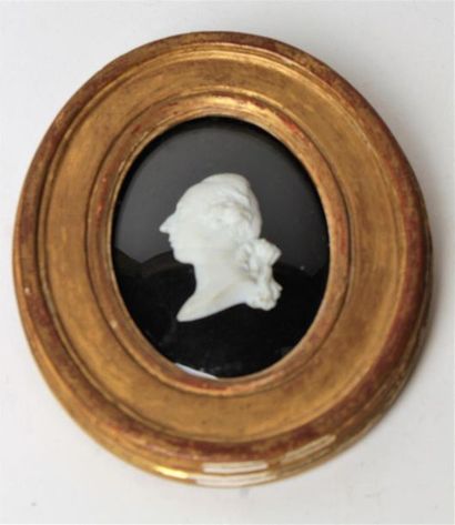 null PORTRAIT, profil gauche du roi Louis XVI, d' après Duviviers en biscuit .Dans...