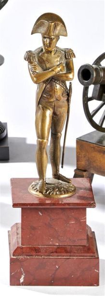 null ECOLE FRANCAISE du XIXe siècle 
Napoléon en pied 
Epreuve en bronze à patine...