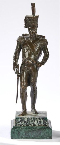 null ECOLE FRANCAISE du XIXe siècle 
Garde 
Epreuve en bronze à patine brune reposant...