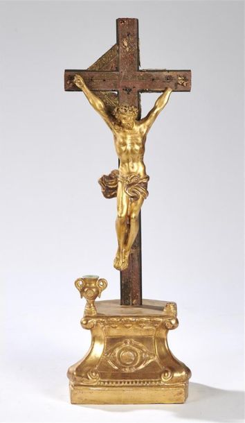 null CHRIST sur sa croix en bois et stuc dorés 
Accidents et manques 