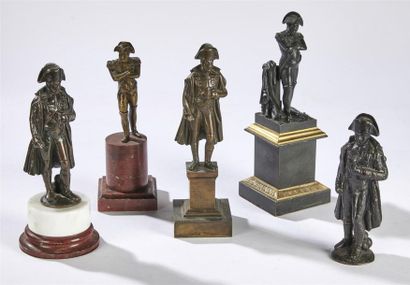 null LOT de cinq petit sujets Napoléon en bronze et marbre 
H. 16 à 25 cm 