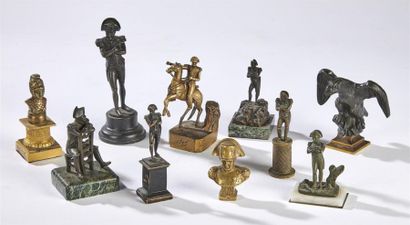 null LOT d'environ dix petits sujets napoléoniens en bronze et composition 
H. 7...
