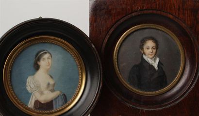 null ECOLE FRANCAISE du XIXème siècle.
Deux miniatures rondes : Portrait d'homme,...