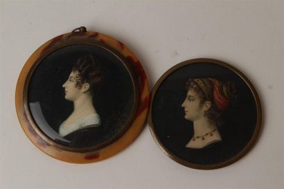 null ECOLE FRANCAISE du XIXème siècle. 
Deux miniatures rondes sur fond noir, Tête...