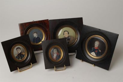 null ECOLE FRANCAISE du XIXème siècle
Cinq miniatures : Portraits d ' officier