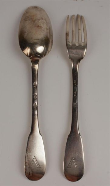 null COUVERT en argent, la spatule gravée V. 
Poinçons du XVIIIe siècle. 
Poids :...