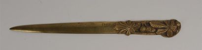 null D'après Maurice FRECOURT (1890-?) 
COUPE papier en bronze, le manche à décor...