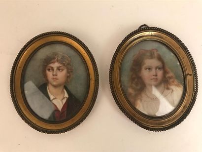 null Ecole française du XIXème siècle 
Deux miniatures figurant un jeune garçon et...