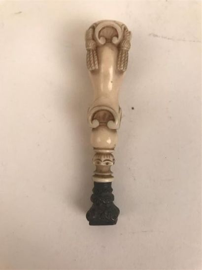 null CACHET, le manche en ivoire sculpté de pompons. 
XIXe siècle 